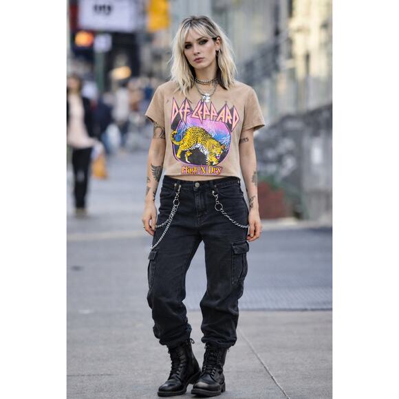 Def Leppard High N Dry Cut Off Crop T-Shirt Size Small Tan Pink Grunge Leopard - Picture 7 of 7